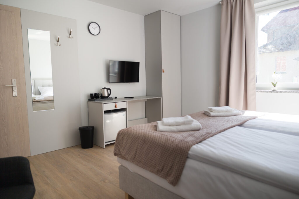 Komfortowy pokój 2-osobowy w Polanicy-Zdroju z TV, lodówką i czajnikiem. Nocleg blisko natury w nowoczesnym i funkcjonalnym apartamencie.